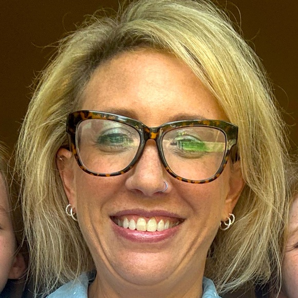 Meet your Posher, Selena - Picture 1 of 1